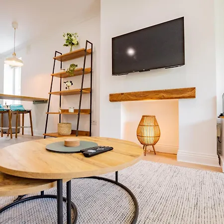 Simply Stunning 3 Bed With Free Parking