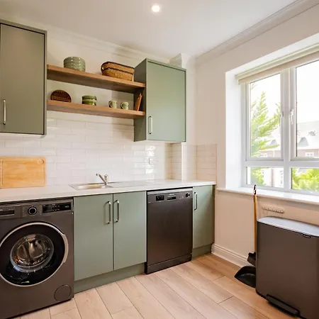 3br - Sleeps 6 - Parking * Galway
