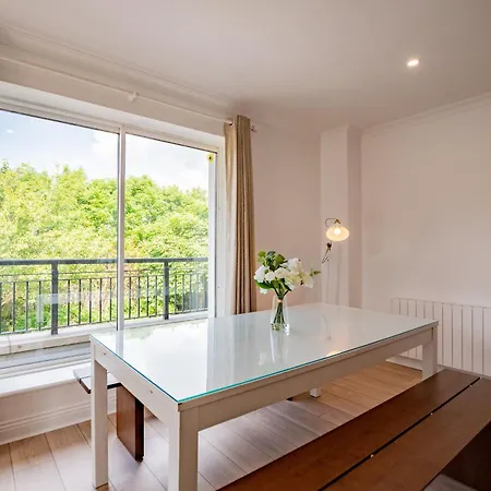 Simply Stunning 3 Bed With Free Parking Apartment *