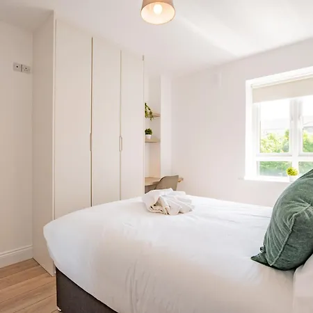 Simply Stunning 3 Bed With Free Parking Apartment *