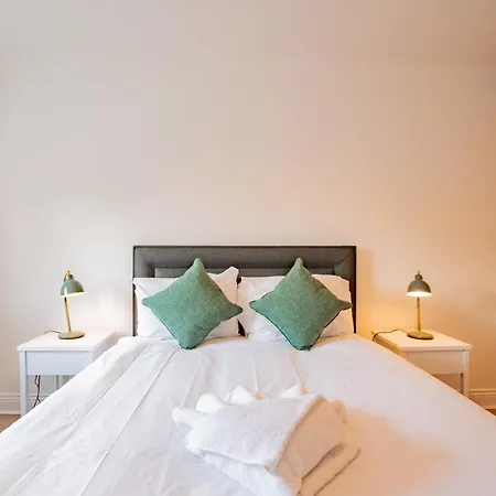 3br - Sleeps 6 - Parking Apartment Galway