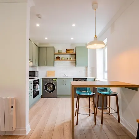 Simply Stunning 3 Bed With Free Parking דירה *