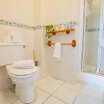 Simply Stunning 3 Bed With Free Parking *