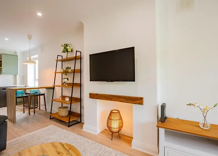 Simply Stunning 3 Bed With Free Parking *