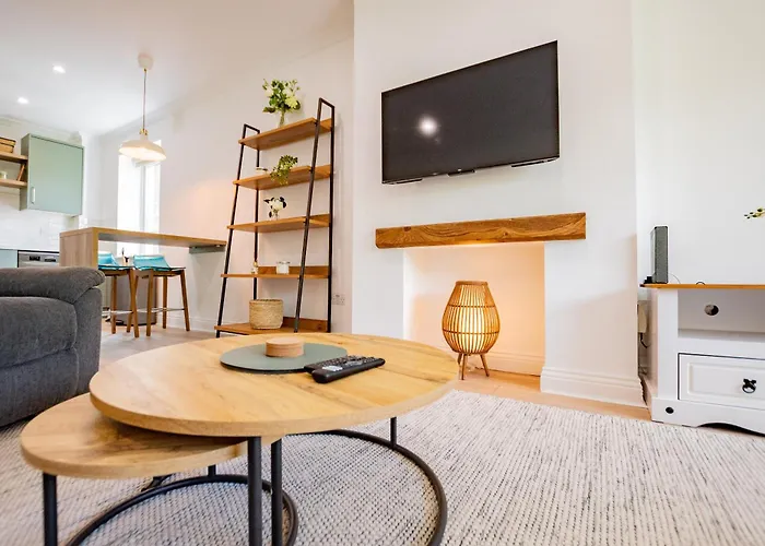 Simply Stunning 3 Bed With Free Parking