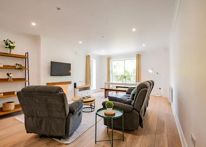 Simply Stunning 3 Bed With Free Parking *