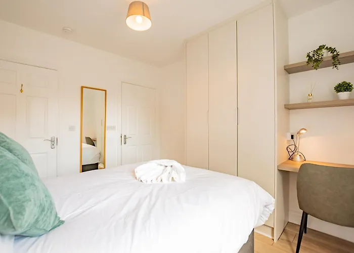 Simply Stunning 3 Bed With Free Parking