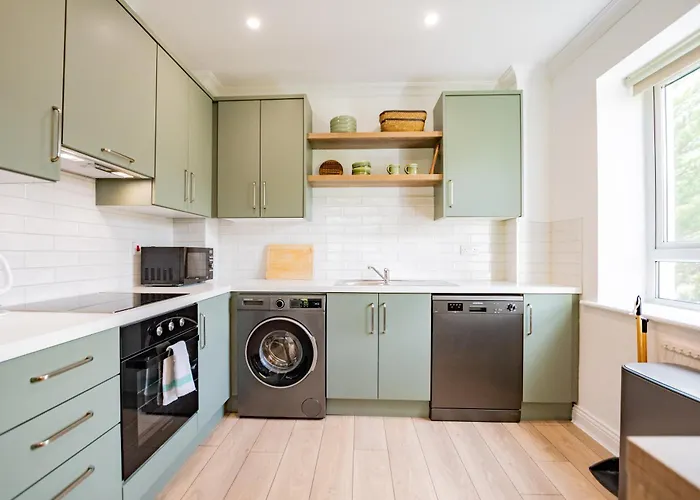 Simply Stunning 3 Bed With Free Parking *